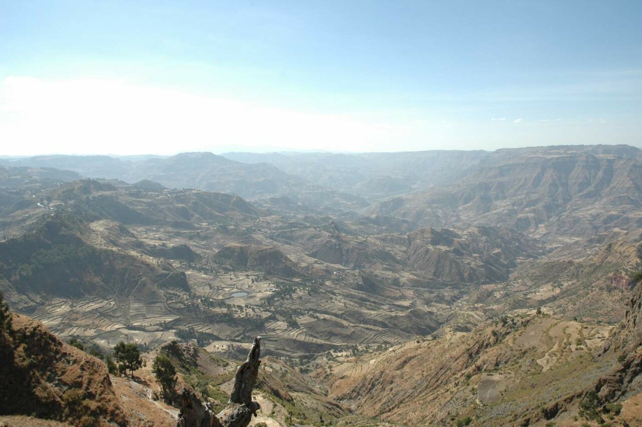 Amplia vista de valles y cañones en terrazas de las tierras altas