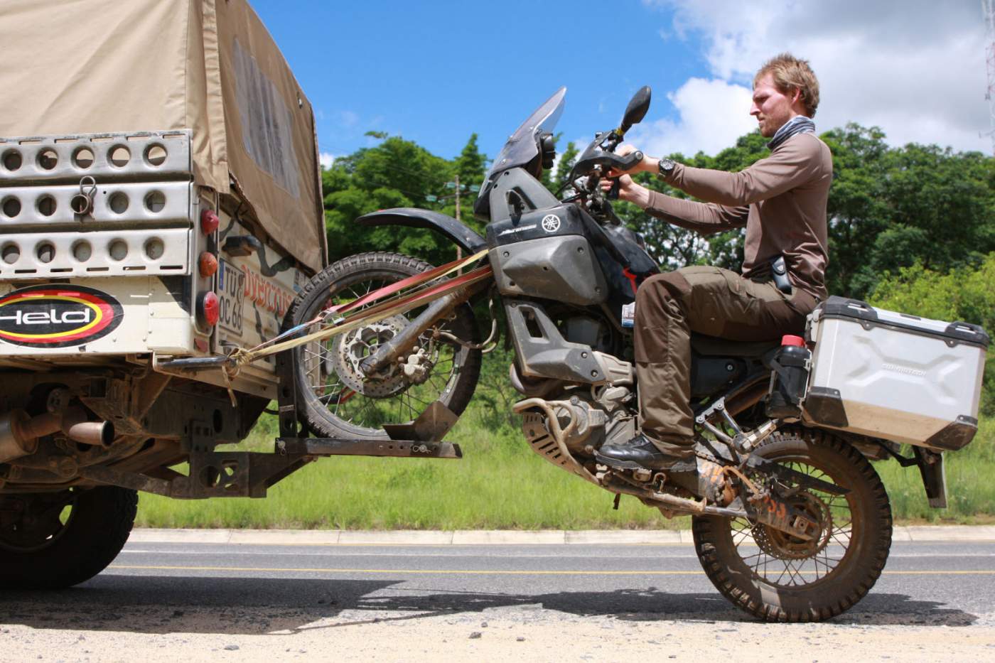 Abschleppung von Motorrad in Afrika