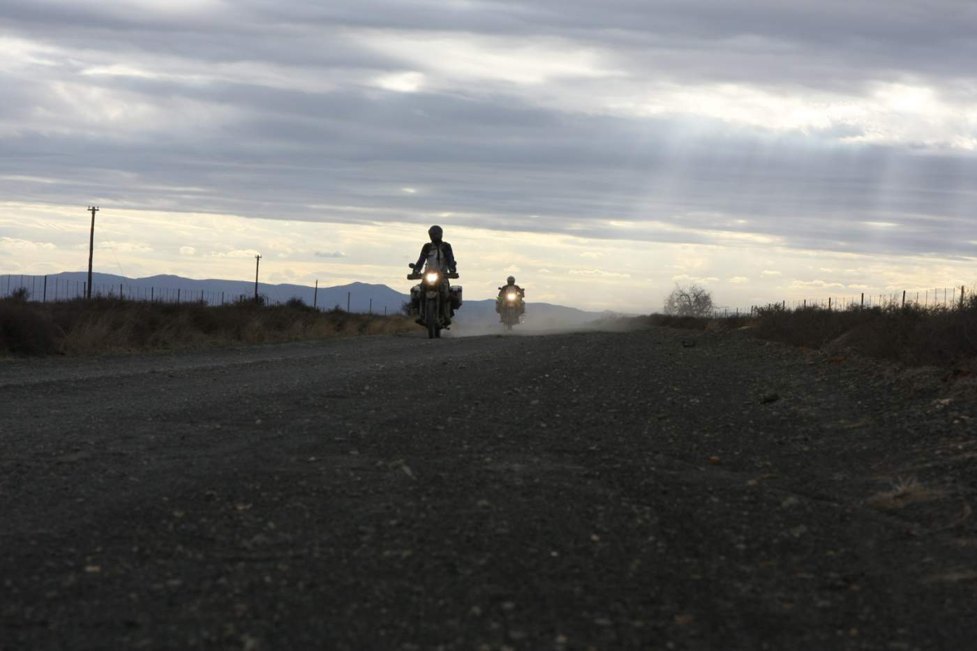 Mit den Reiseenduros über Gravelroads im Sonnenuntergang