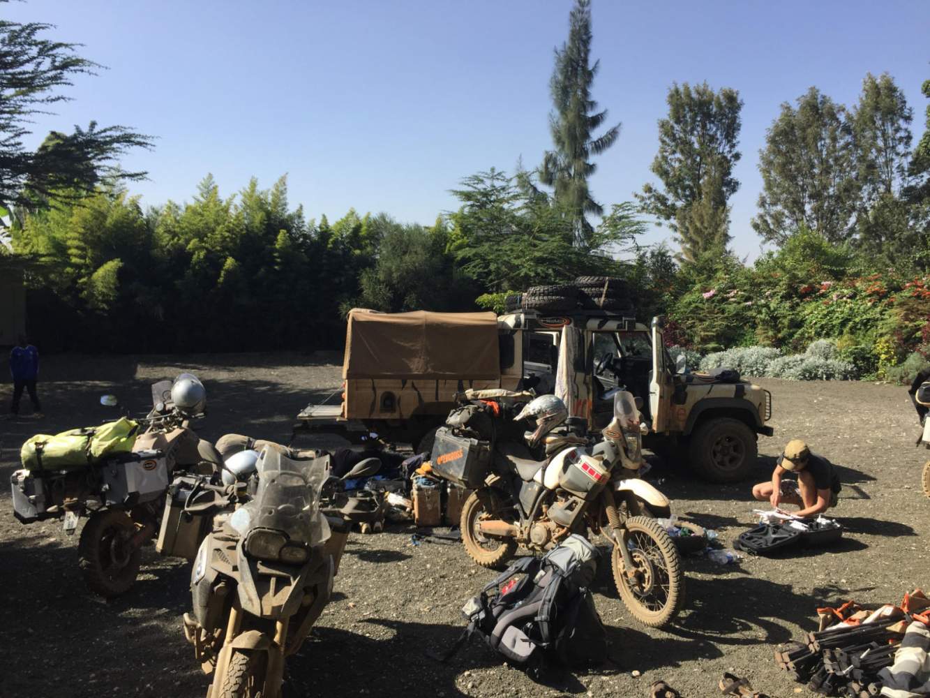 Ankunft im Camp - Motorräder und Geländewagen verursachen Chaos