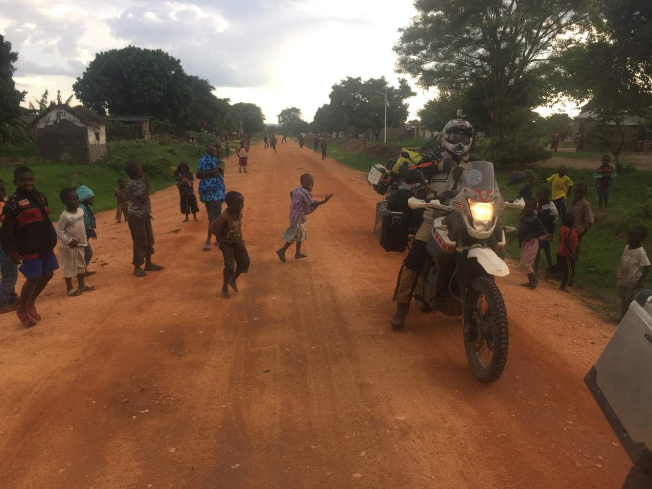 Begeisterte Kinde treffen wir während der Motorradreise durch Afrika