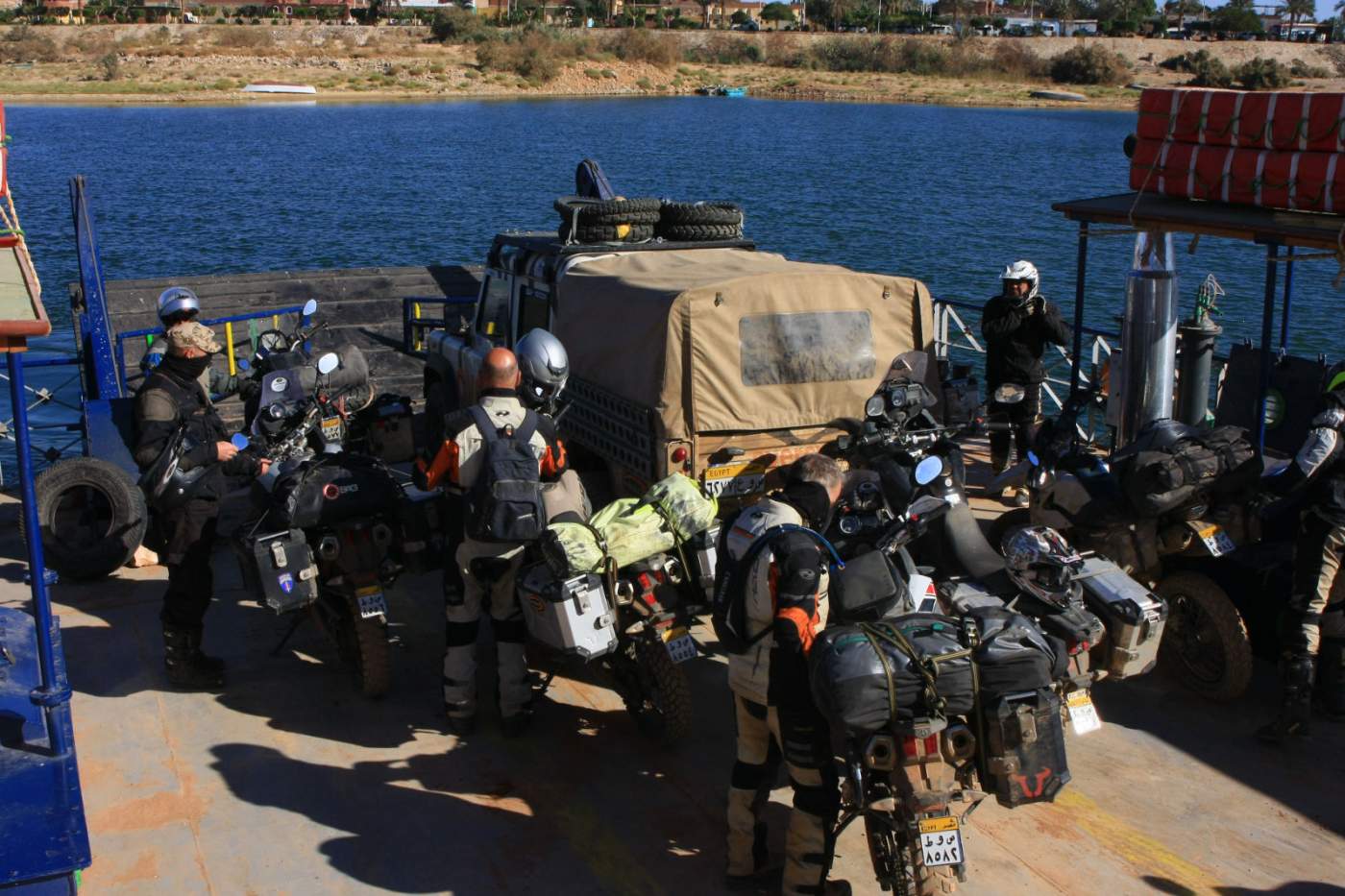 Im Sudan fahren wir mit dem Boot die Motorräder ans andere Ufer