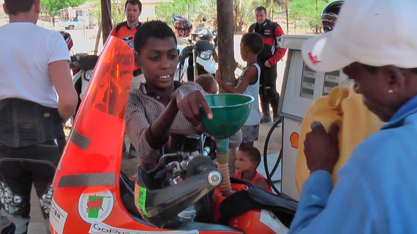 Motorrad Tanken in Afrika auf Motorradreisen mit dem Motorradreiseveranstalter OVERCROSS 