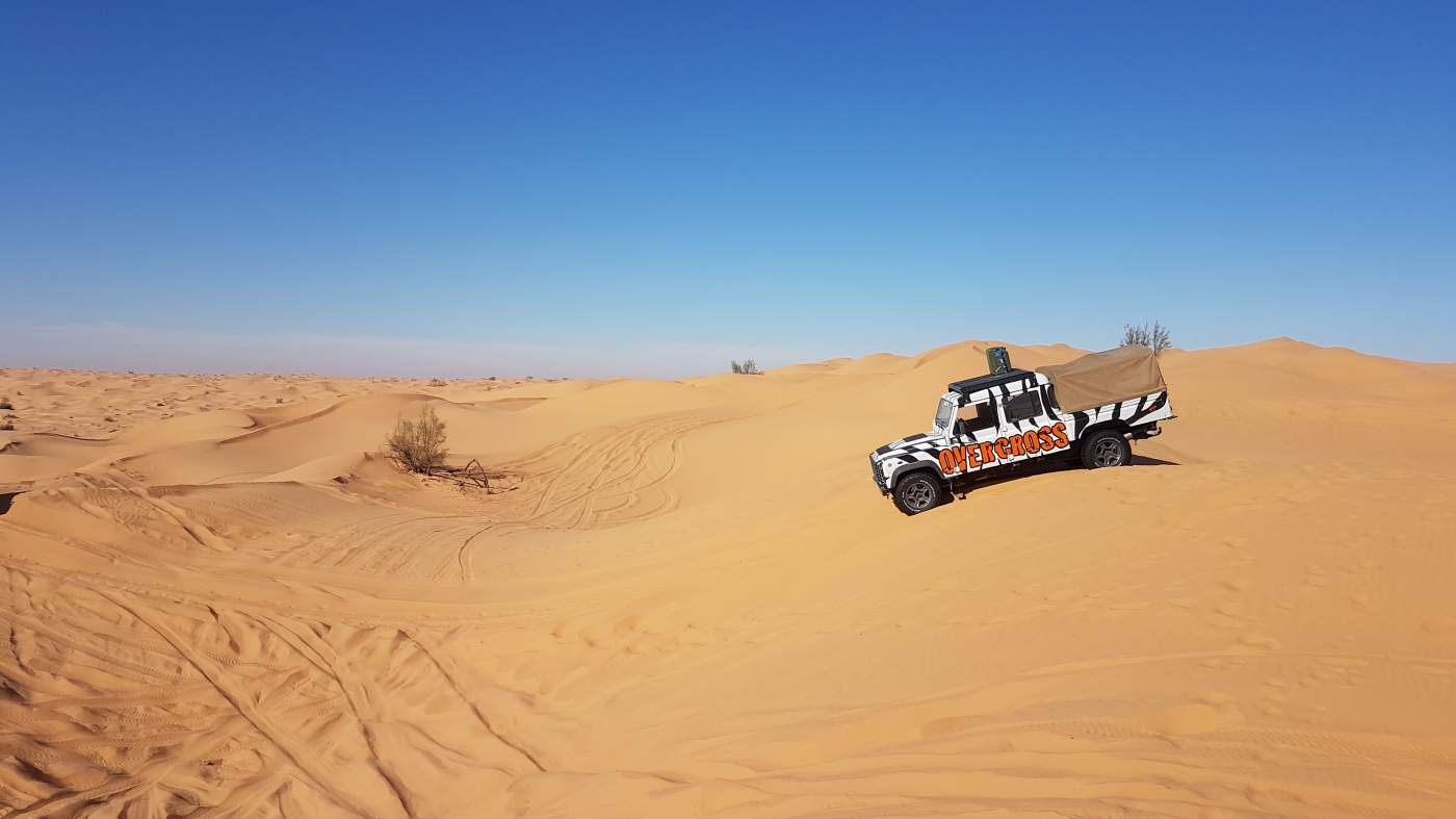 Unser Land Rover Defender Zebra auf dem Weg nach Ksar Ghilane in der tunesischen Sahara