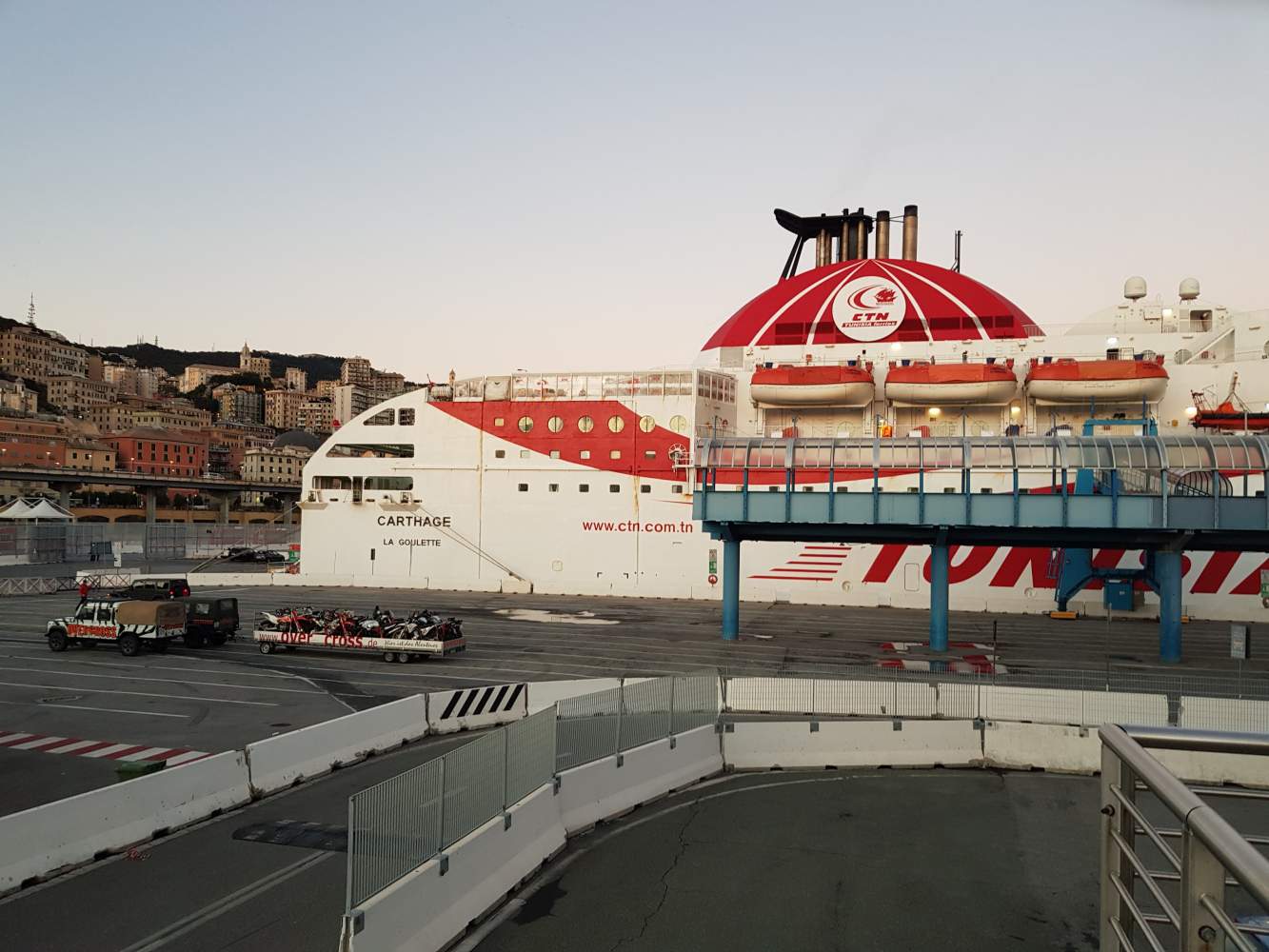 Die Defender vor der Fähre in Genua auf unseren Enduro Touren durch Tunesien