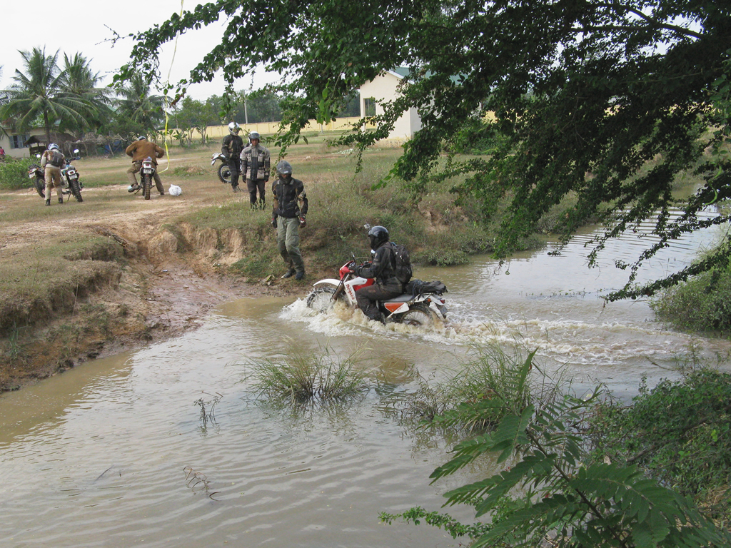 Flussüberquerung des onle Kong auf unserer Enduro Reise durch Kambodscha