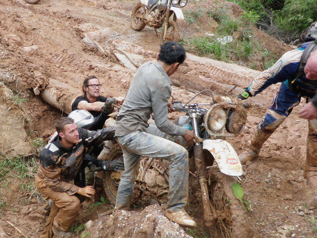 Auf der Abenteuerliche Strecke nach Koh Kong mit der Enduro im Schlamm