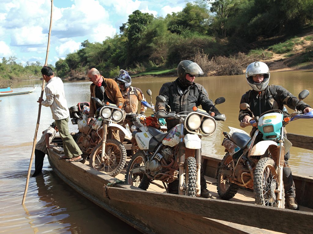 Flussüberquerungen auf dem Pistenabenteuer auf den Spuren der Khmer