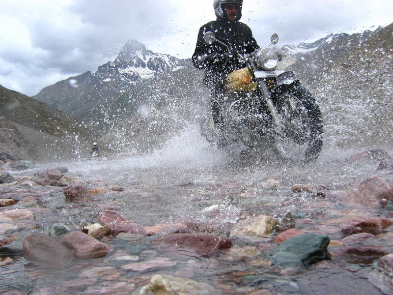 Sur Royal Enfield à travers les plus hauts cols de l'Himalaya