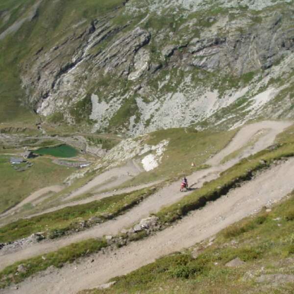 Motorradreisen Westalpen, serpentinen Straße in den Alpen