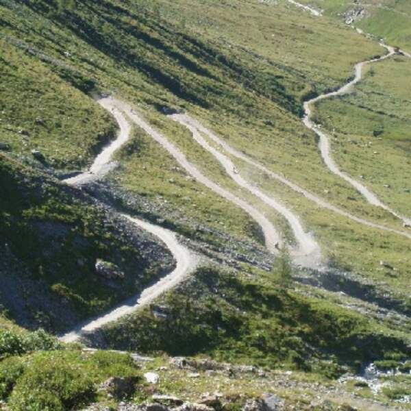 Motorradreisen Westalpen, Serpentinen Straße am Berg