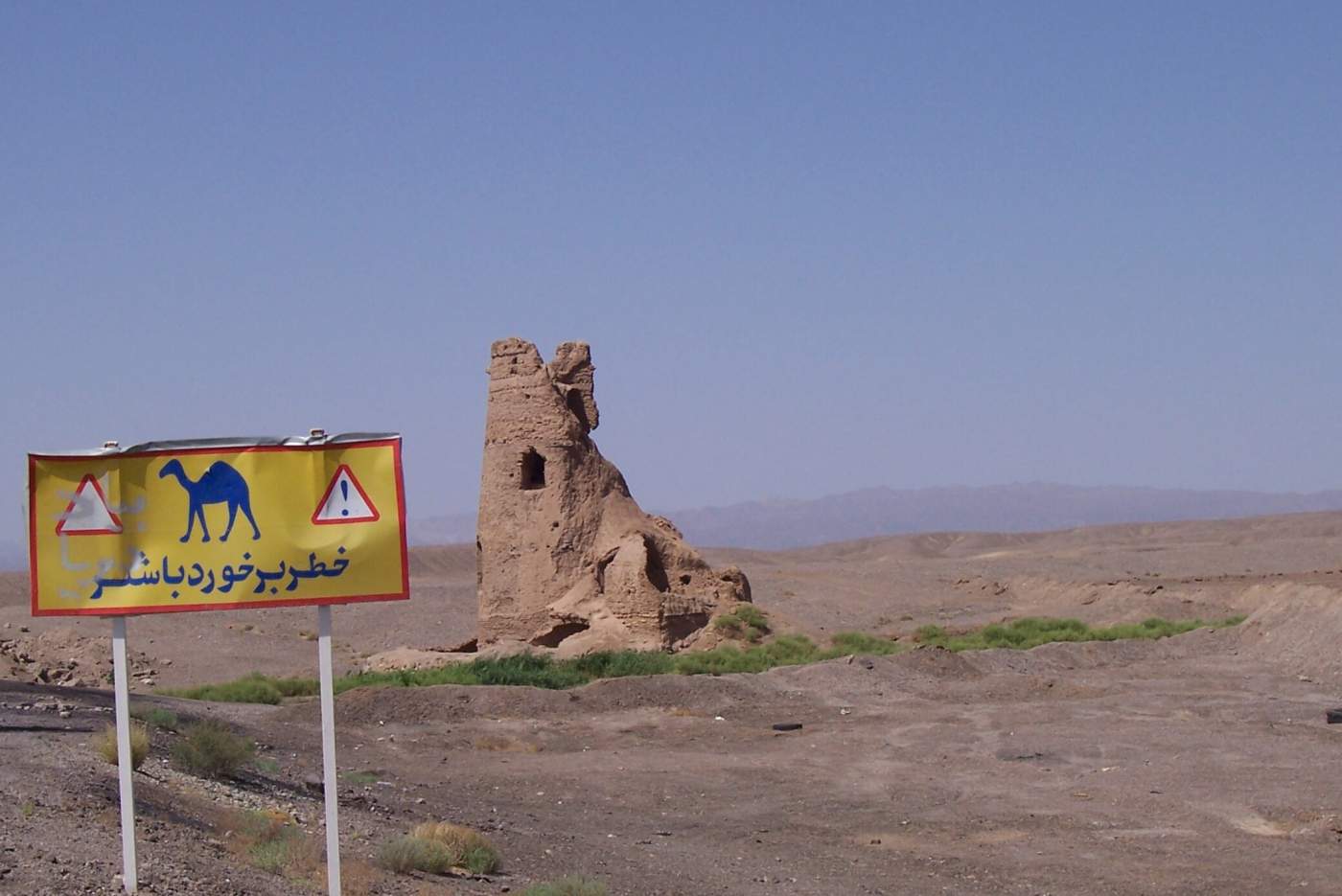 Motorradreise Iran Schild Wüste Kamel