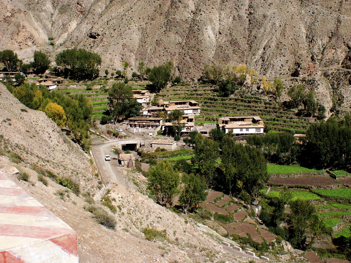 Tibet overland tour moto estrada de montanha