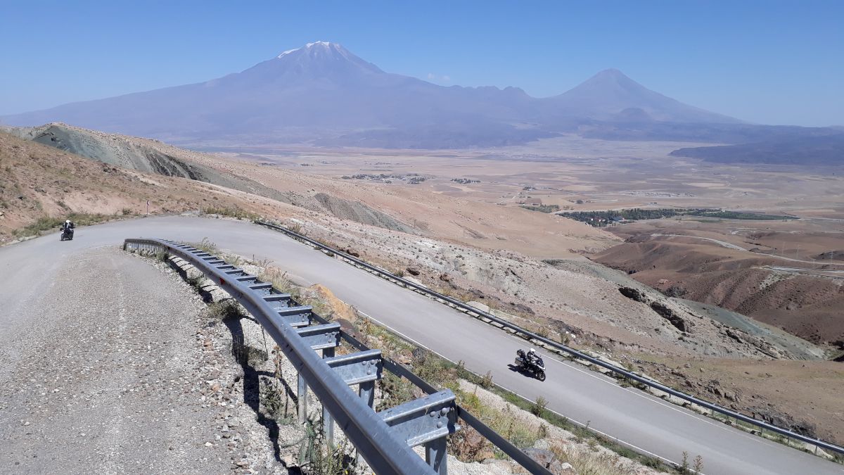 Auf dem Motorradabenteuer am Fuße des Berges Ararat vorbei