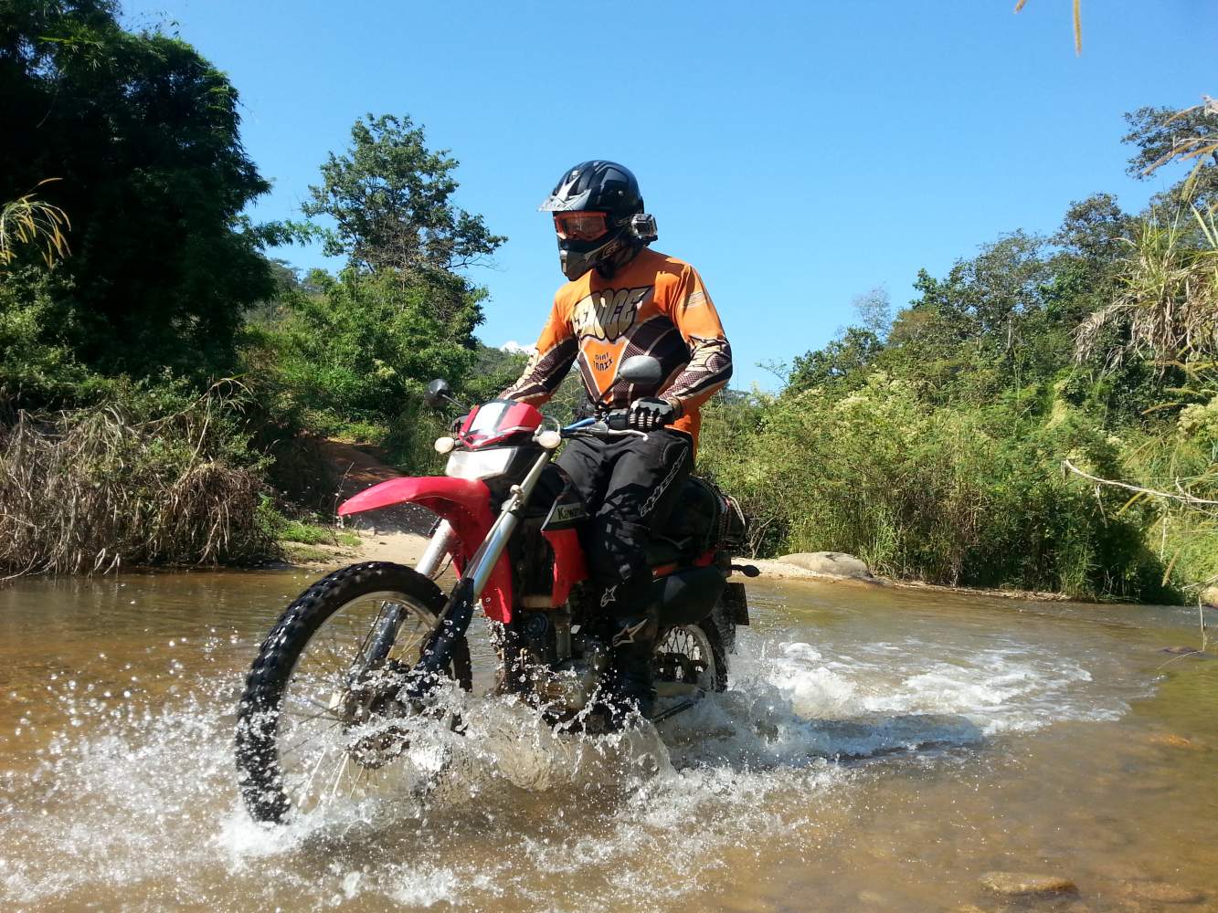 Thailand Motorradreise Flussdurchquerung