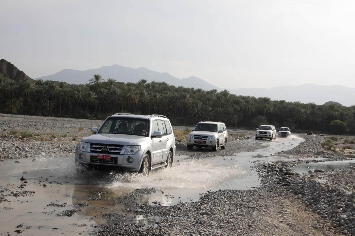 Geländewägen auf dem Weg ins Hajar Gebirge. Oman Geländewagen Reise im Morgenland