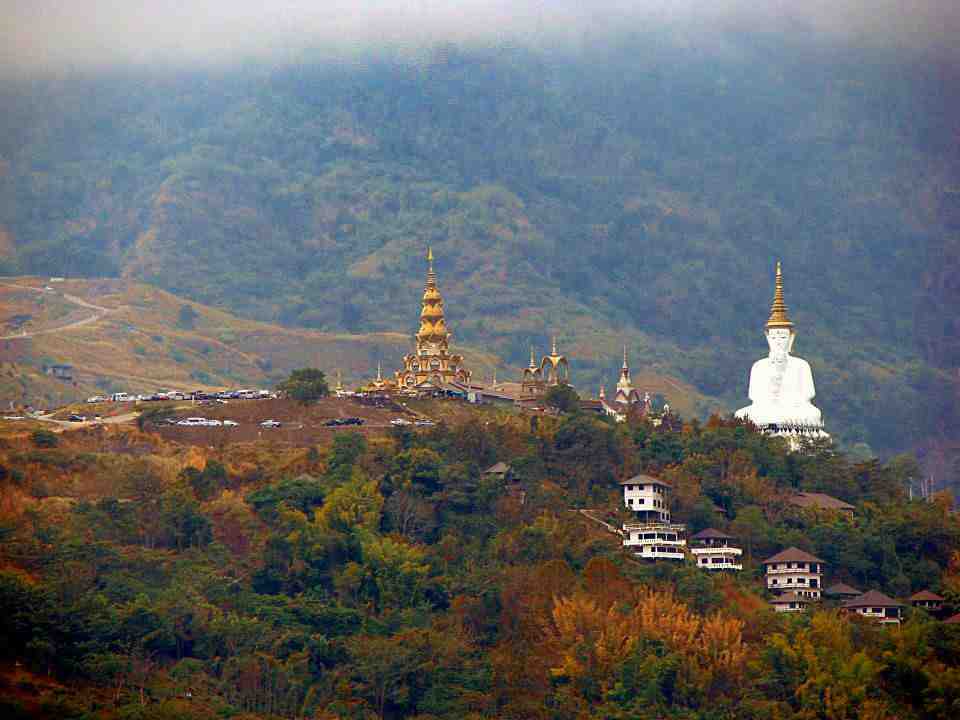 Tempelanlage in den Bergen Nordthailands