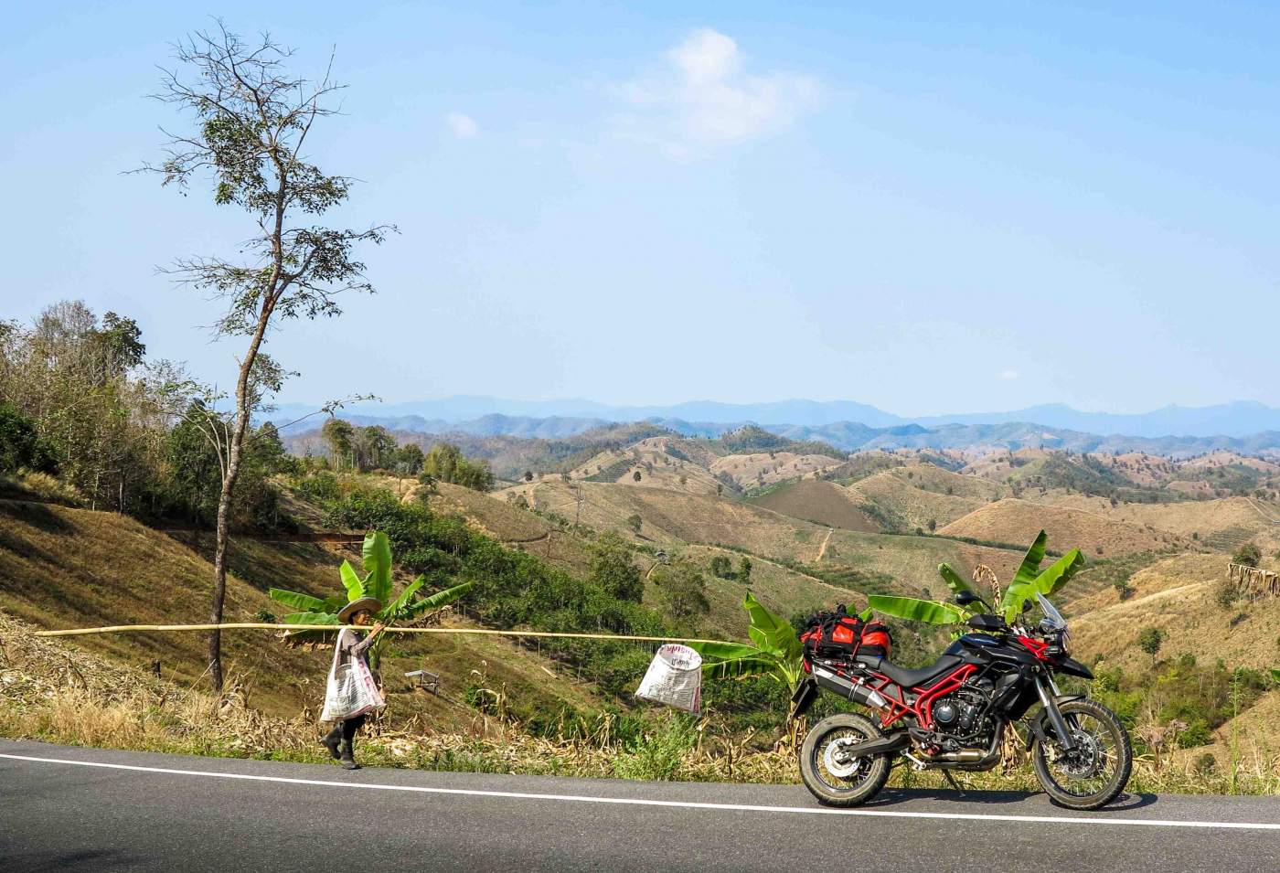  Blick auf ein Kawasaki Motorrad und auf die thailändischen Highlands 