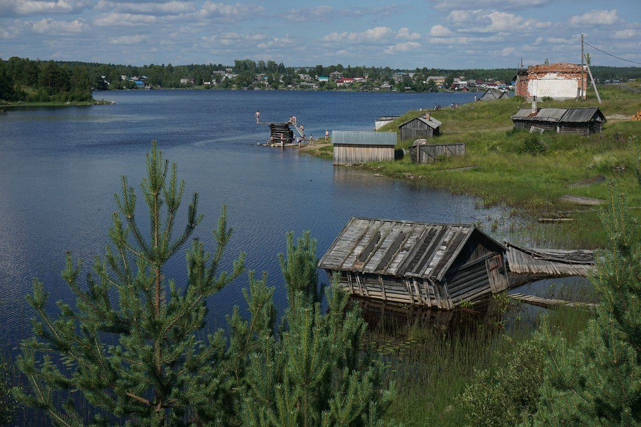 Holzhäuser und Natur begleiten uns durch die Nordrussland Expedition