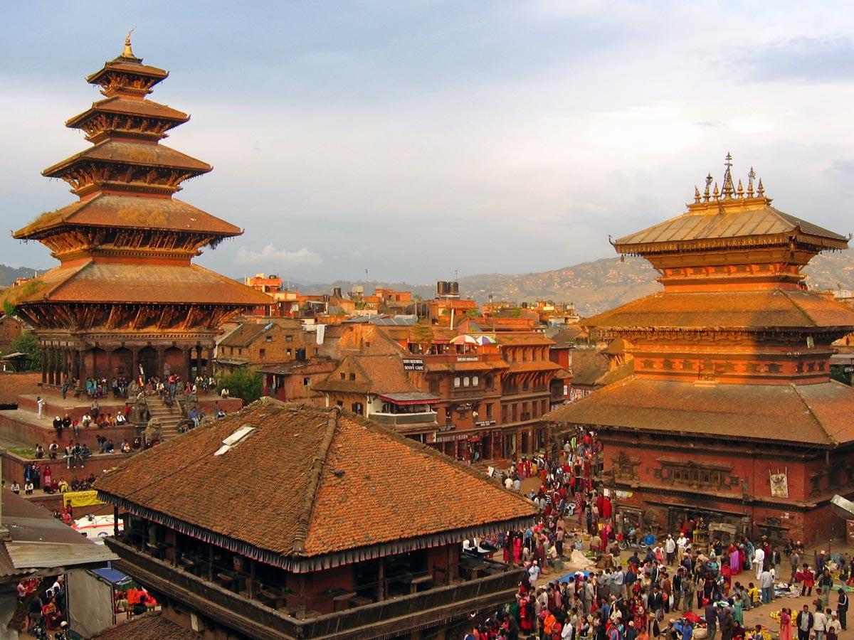 Kathmandu Nepal mit einem Royal Enfield Motorrad erkunden