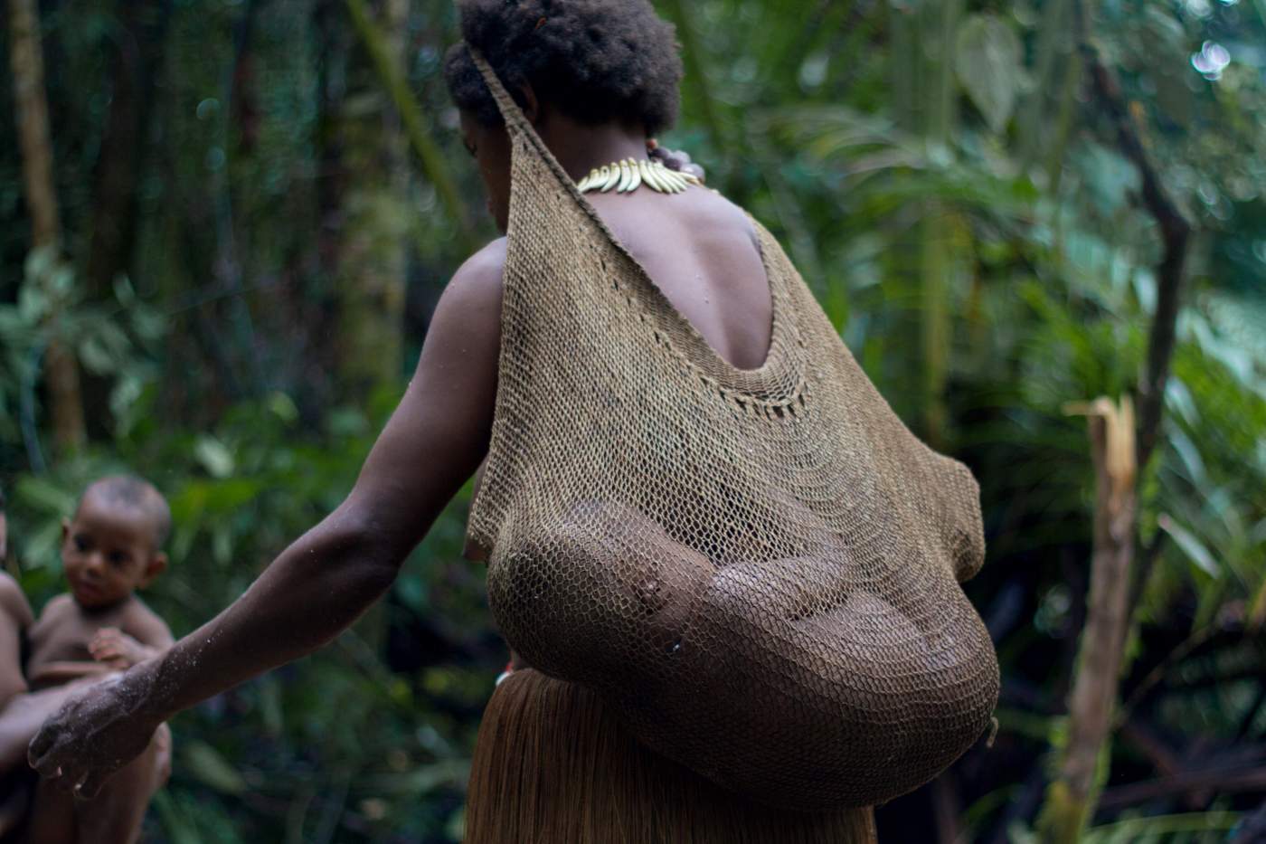 Eine Korowai Mutter mit ihrem Kind Eine Korowai Mutter mit ihrem Kind
