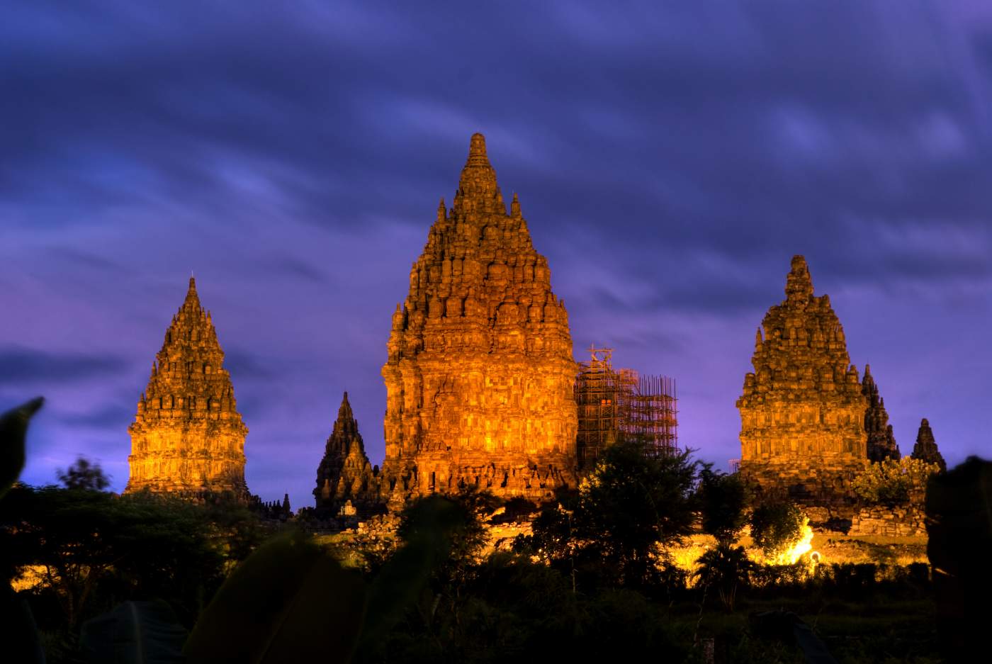 Der hinduistische Tempel Prambanan am Abend