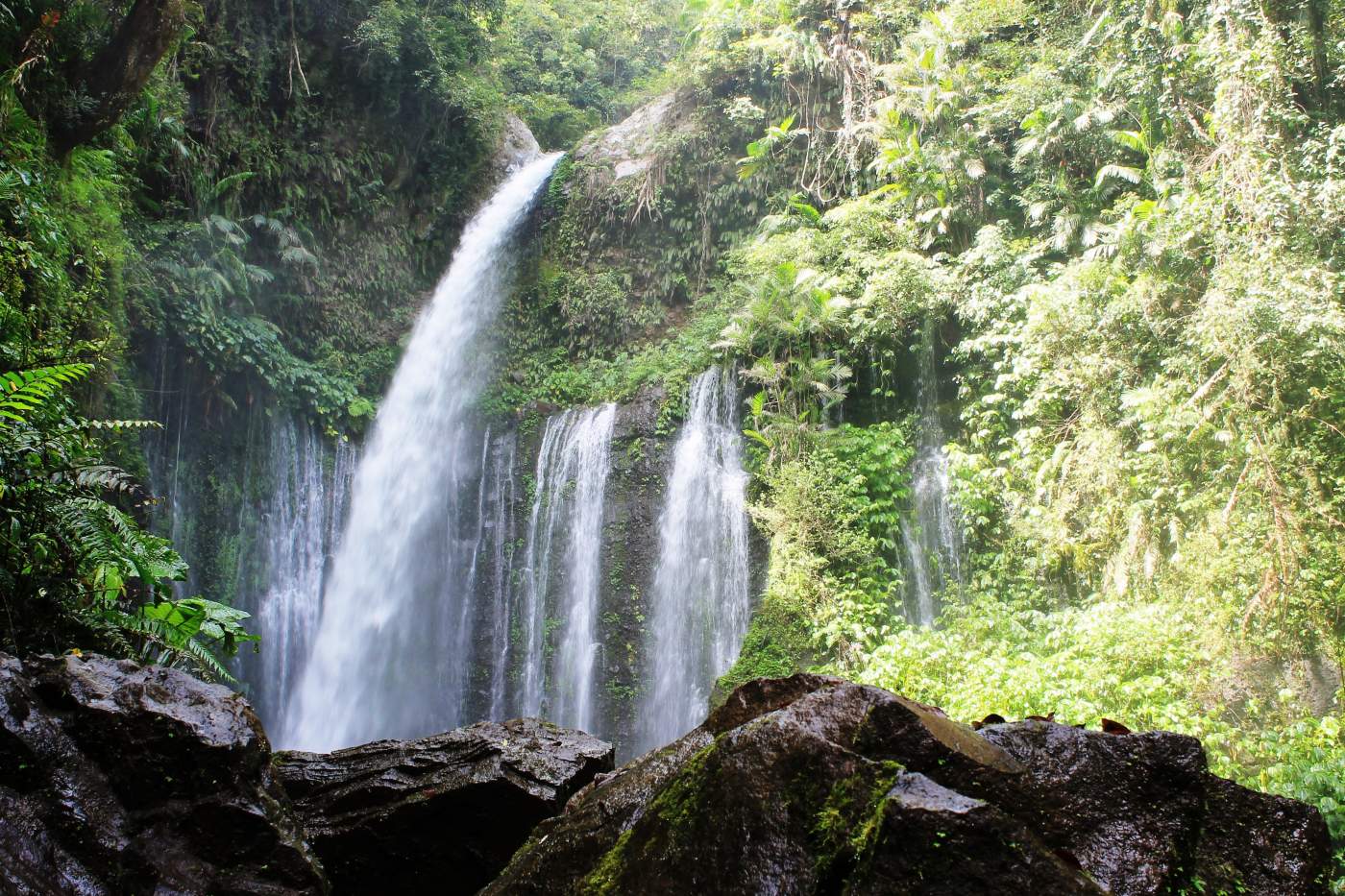 Wir erfahren wunderschöne Wasserfälle auf dem Flores Sunda Inseln Enduroabenteuer