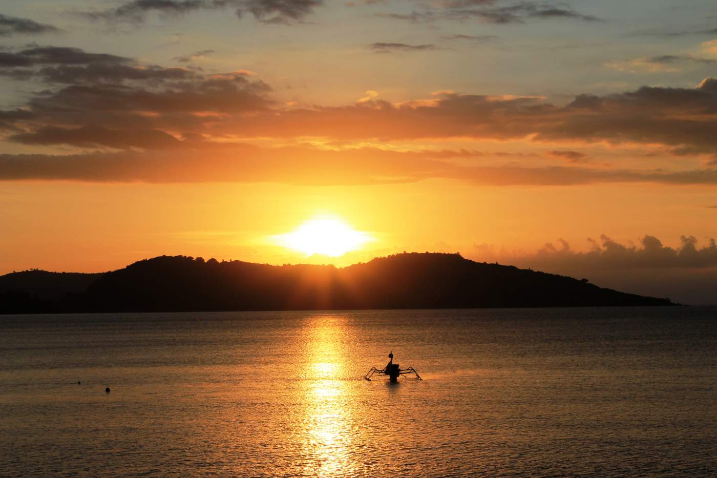 Genießt den schönen Sonnenuntergang auf Bali