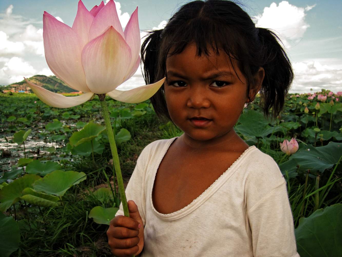 Kambodschanisches Mädchen mit der landestypischen Lotusblume