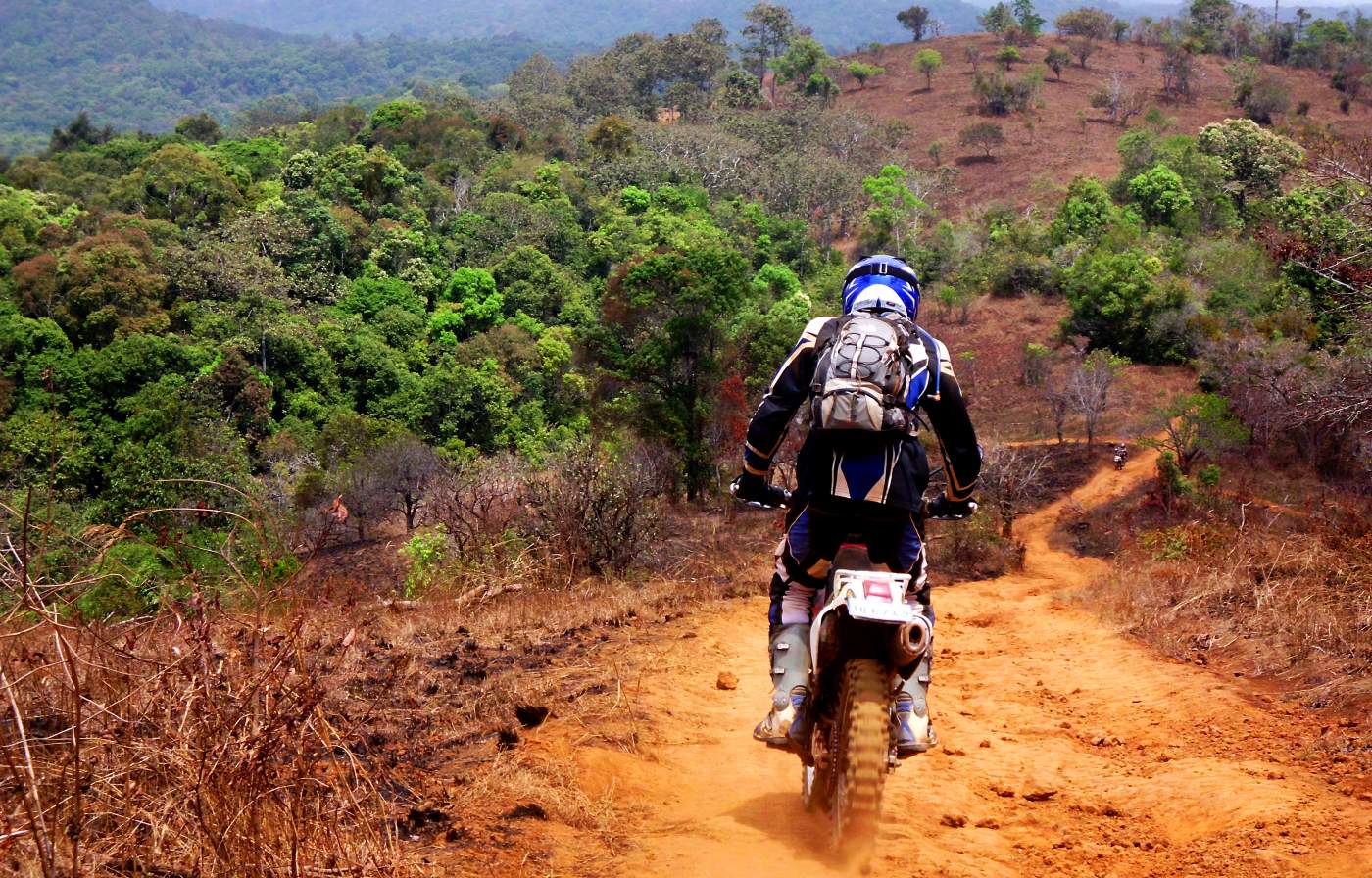 Auf Single Trails mit dem Motorrad unterwegs durch Kambodscha