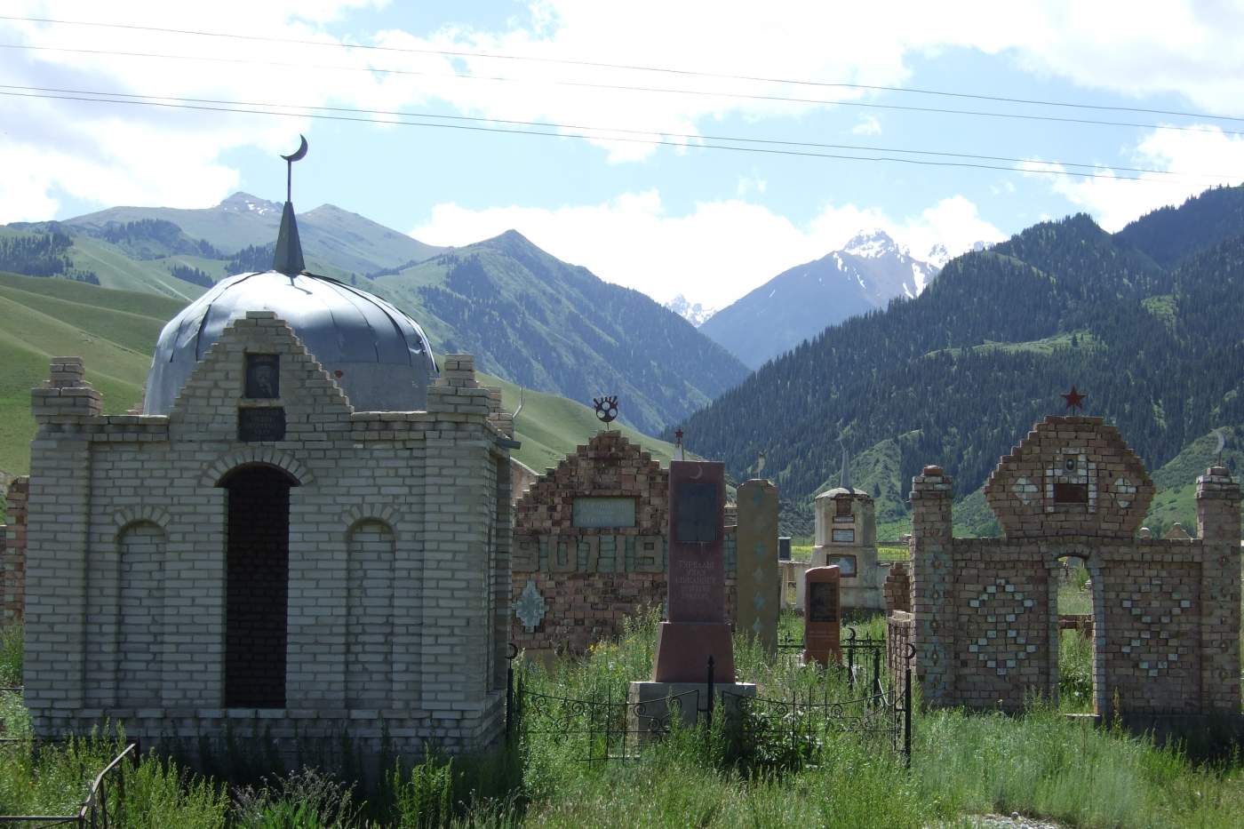 Kleine Mosche im Islamischen Kirgisien auf Motorradreisen / Enduroreisen durch Kirgistan dem Reiseveranstalter Overcross