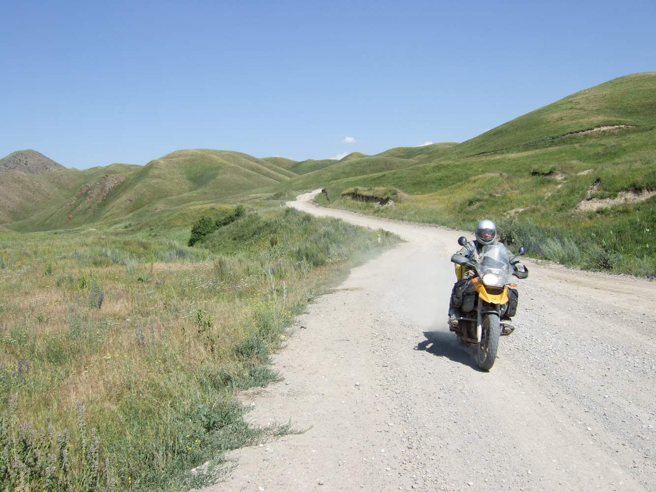 Motorradfahrer auf Enduro-Tour in Kirgistan Motorradreisen in Kirgistan mit Overcross