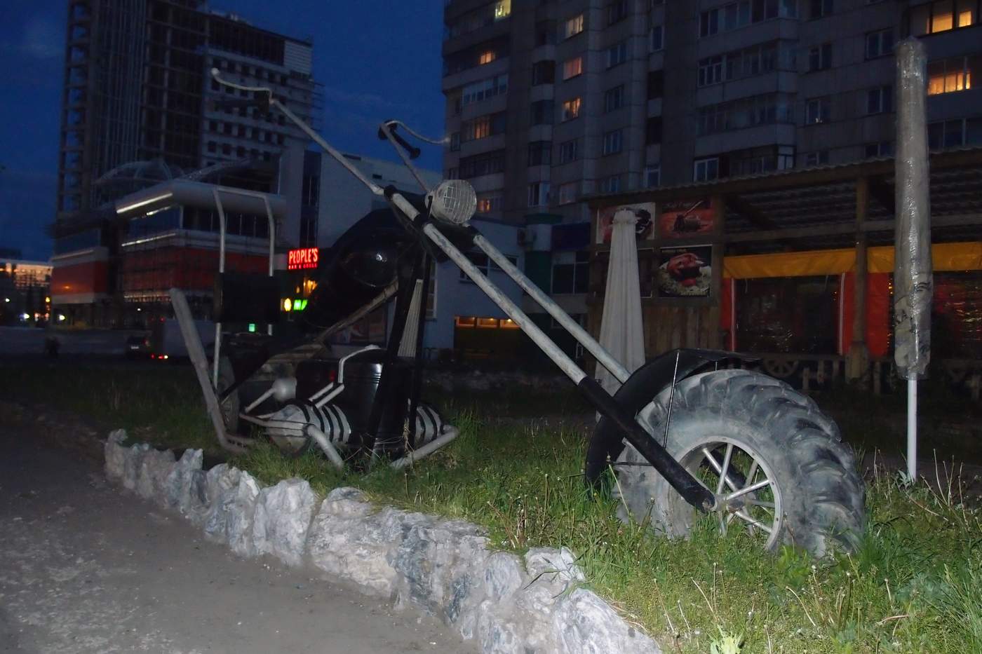 BigBike vor der wirklich einzigartigen Bikerbar in Barnaul Barnaul Russland Bikerbar Motorradtour mit Overcross