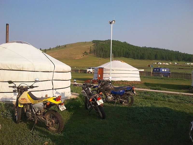 Camp im Gebirge auf unseren Motorradreisen in der Mongolei