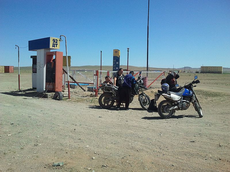 Tankstopp in der Steppe mit unseren Enduros durch das Gebirge der Mongolei