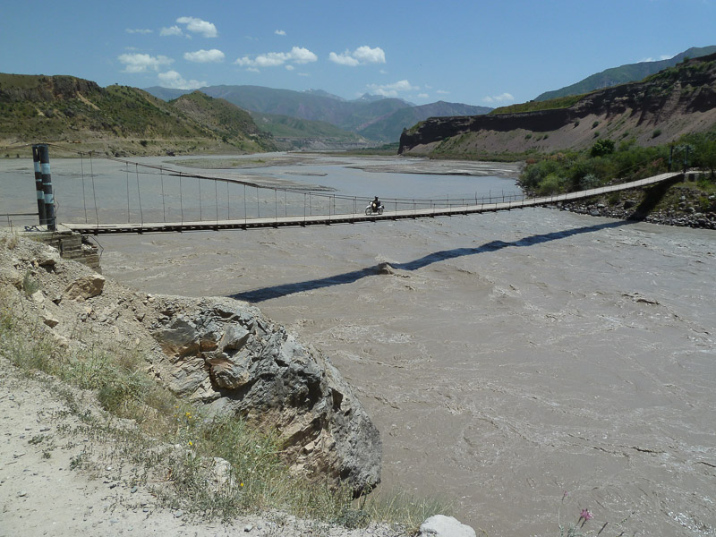 Motorradfahrer auf Hängebrücke in Tadschikistan