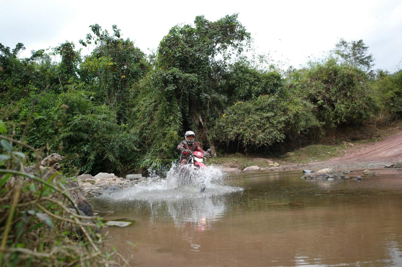 Wasserdurchfahrten in Thailands Dschungel