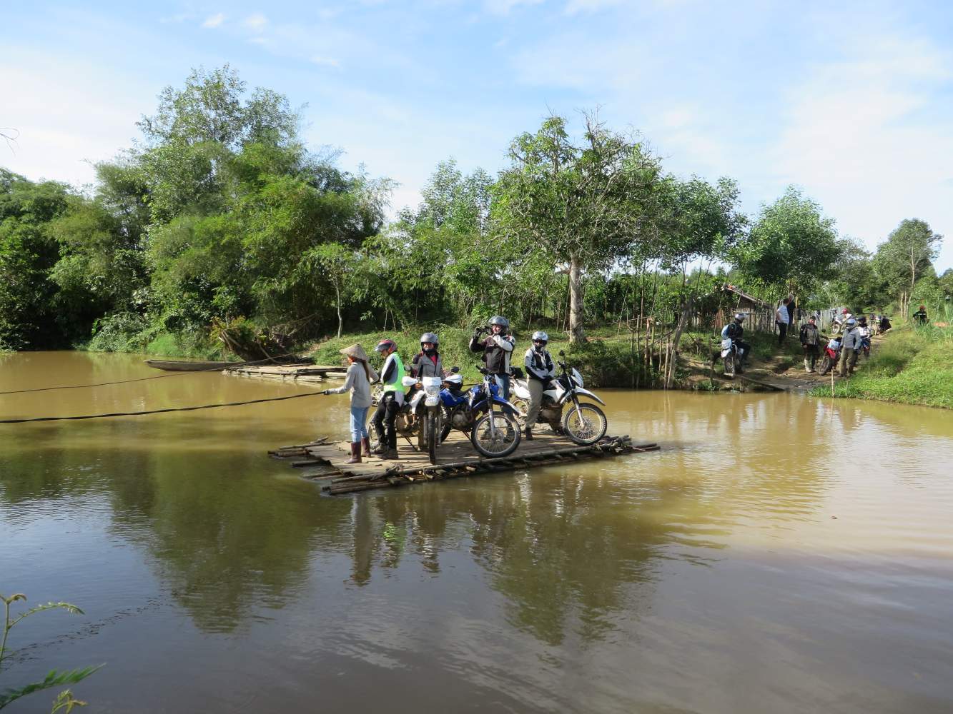 Vietnam | Offroad | Fähre | Flussüberquerung |  Motorradreise | Enduro | OVERCROSS