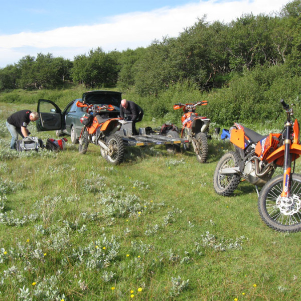 Motorradreisen Island Ófeigsfjörður Krossneslaug Denkmal