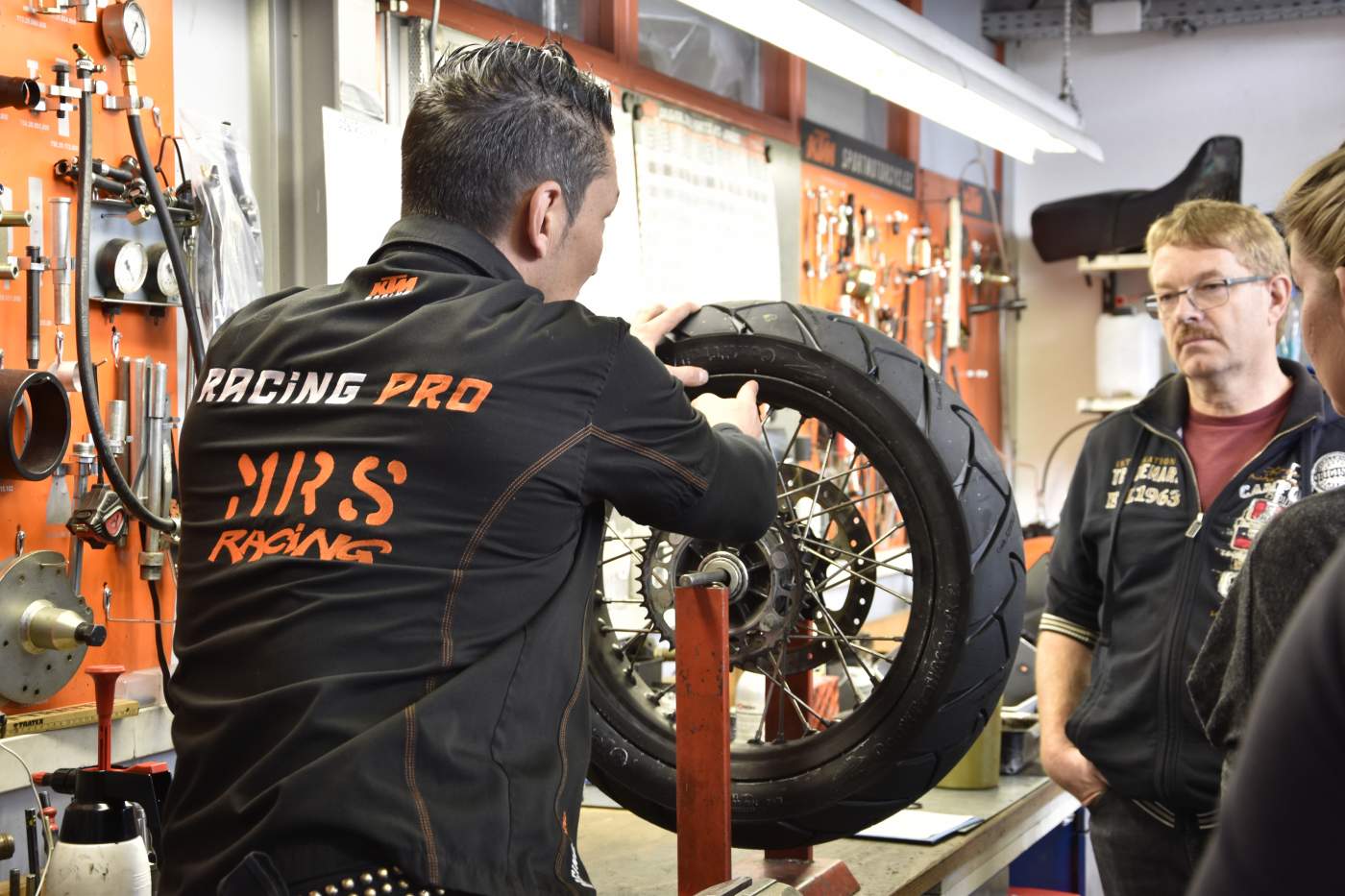 Unser Kursleiter beim Motorrad-Schrauberkurs mit Overcross Unser Kursleiter beim Motorrad-Schrauberkurs mit Overcross
