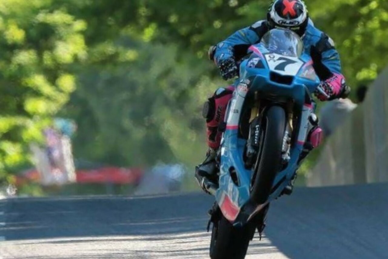 Avec la moto au circuit de course TT sur l'île de Man