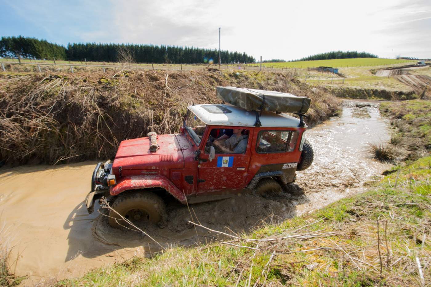 Flussdurchfahrt mit deinem 4x4 Geländewagen Flussdurchfahrt mit deinem 4x4 Geländewagen
