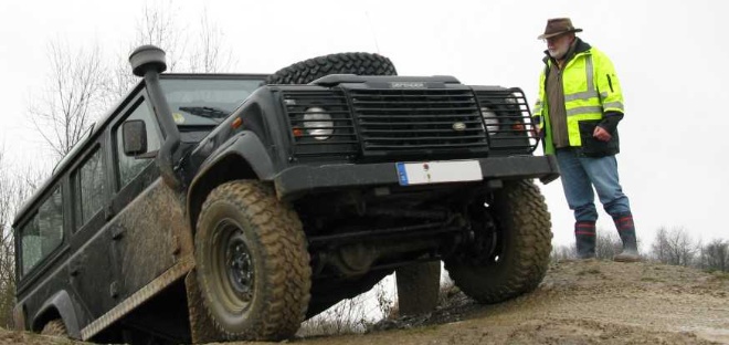 Der Defender am Anstieg bei unseren Offroad Trainings