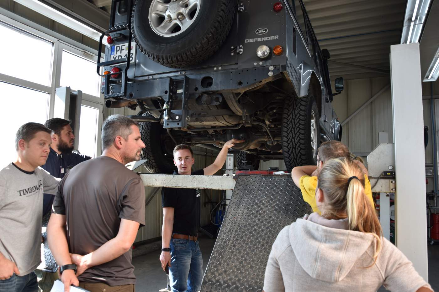 Unser Kursleiter am Erklären beim Geländewagen-Buschschrauberkurs mit Overcross