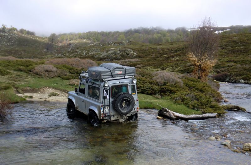 Abenteuer Flussdurchfahrt Offraod Geländewagen Defender