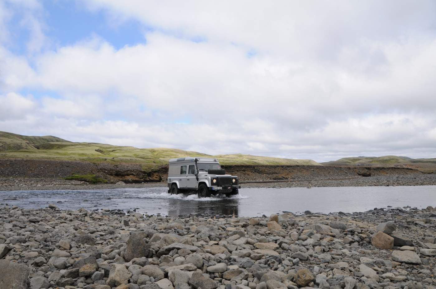 Zahlreiche Flussdurchfahrten im Laufe der Tour. Geländewagen Offroad Island Overcross