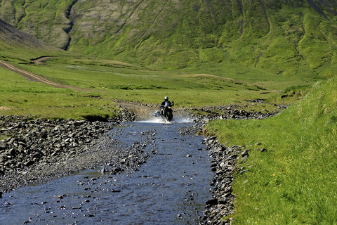 Motorcycle travel New Zealand: Discover curves & landscapes