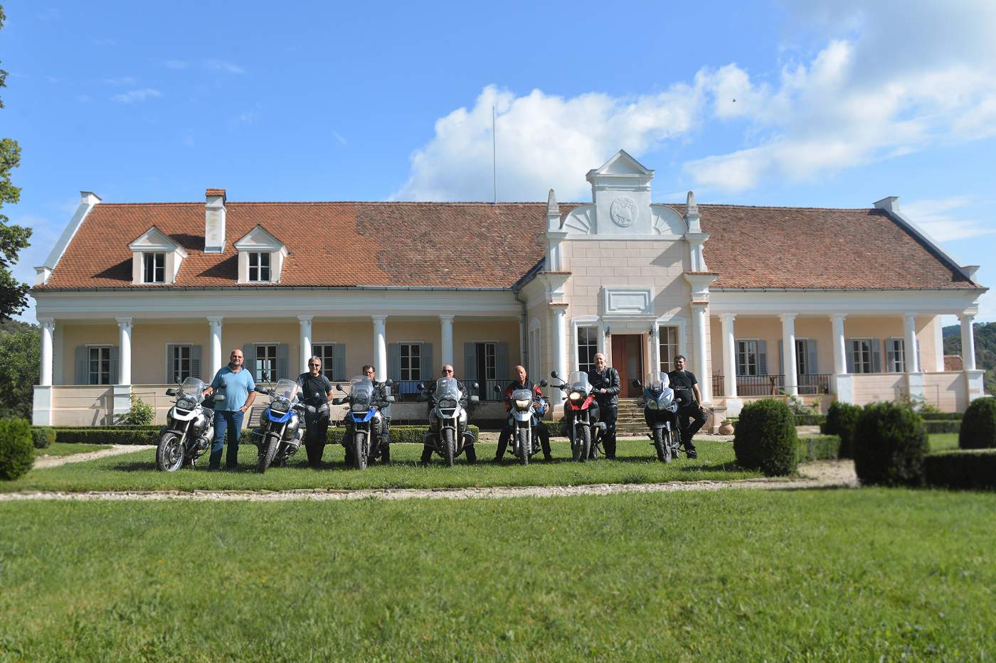 Gruppenfoto vor unserem Hotel während der Motorradreise 