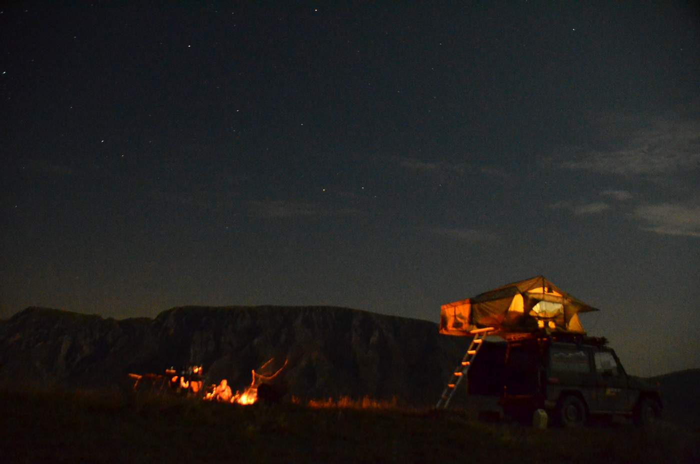 1000 Sterne Hotel in Rumänien - Campen am Lagerfeuer auf unserer Offroad-Reise durch die Karpaten