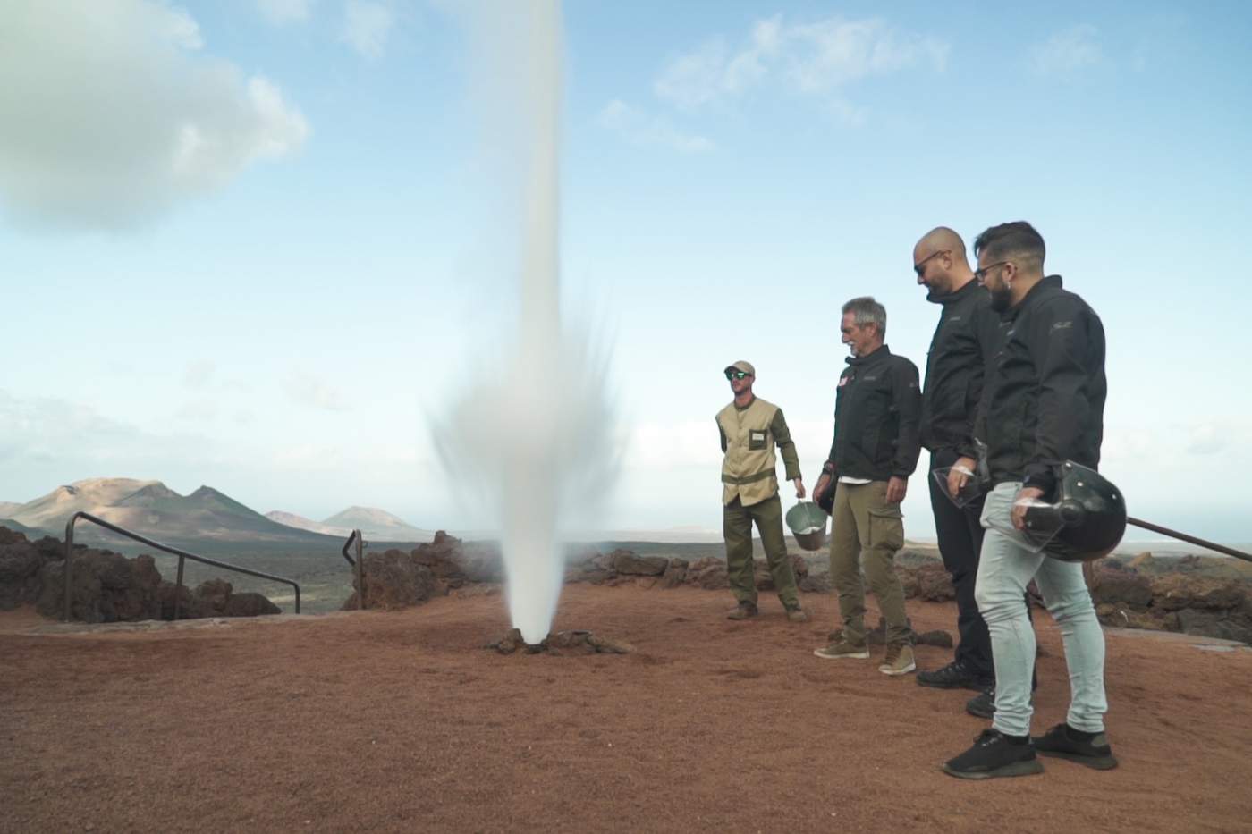 Auf der Motorradreise mit dem Teufel durch Lanzarote und Fuerteventuro an einem Geysir